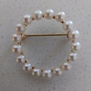 Vintage 14k Yellow Gold  & Pearl open circle brooch.